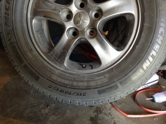 แม็กติดรถไทรทัน พร้อมยางมิชลิน Agilis 215/70/15c ปี 12 สภาพ 80\% แม็กติดรถไทรทัน พร้อมยางมิชลิน Agilis 215/70/15c ปี 12 สภาพ 80\%