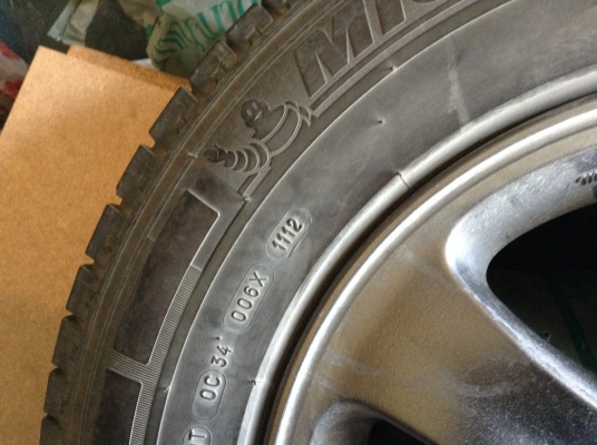 แม็กติดรถไทรทัน พร้อมยางมิชลิน Agilis 215/70/15c ปี 12 สภาพ 80\% แม็กติดรถไทรทัน พร้อมยางมิชลิน Agilis 215/70/15c ปี 12 สภาพ 80\%