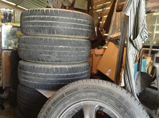 แม็กติดรถไทรทัน พร้อมยางมิชลิน Agilis 215/70/15c ปี 12 สภาพ 80\% แม็กติดรถไทรทัน พร้อมยางมิชลิน Agilis 215/70/15c ปี 12 สภาพ 80\%