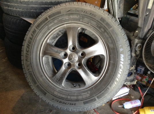 แม็กติดรถไทรทัน พร้อมยางมิชลิน Agilis 215/70/15c ปี 12 สภาพ 80\%