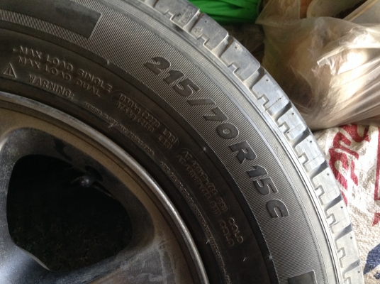 แม็กติดรถไทรทัน พร้อมยางมิชลิน Agilis 215/70/15c ปี 12 สภาพ 80\% แม็กติดรถไทรทัน พร้อมยางมิชลิน Agilis 215/70/15c ปี 12 สภาพ 80\%