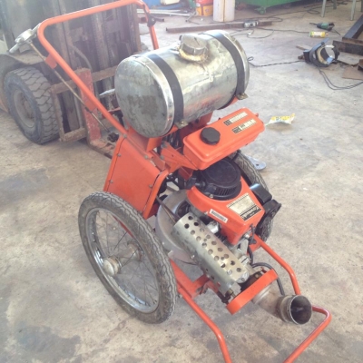 รถเข็นเครื่องพ่นยา เก่าญี่ปุ่น  MARUNAKA สภาพดีพร้อมใช้งาน เครื่องยนต์ติดง่าย มีมือโยกซ้าย-ขวาสำหรับกำหนดทิศทางการพ่น