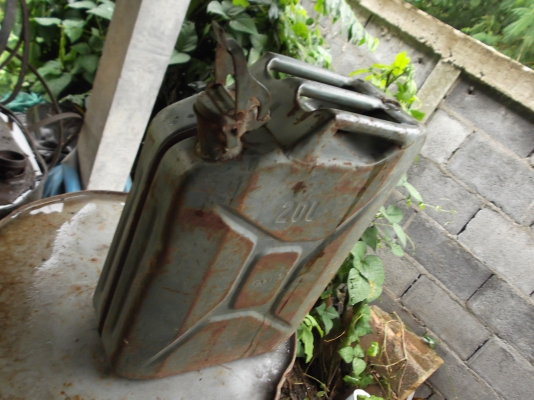 ถังน้ำมันสำรอง  เอาไว้โชว์รถจี๊ปครับ