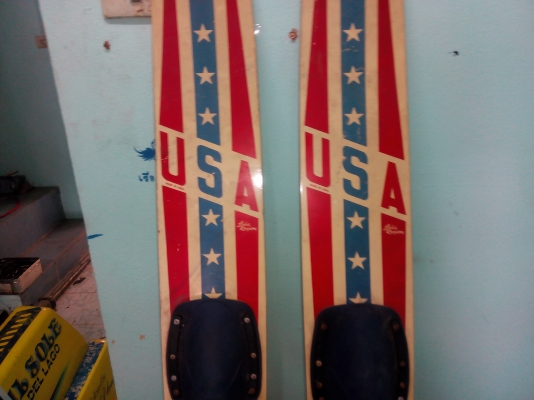 ขายสกีน้ำ usa 1 คู่ สภาพใหม่. ลดสุดๆ 5,500 บาท พร้อมส่ง