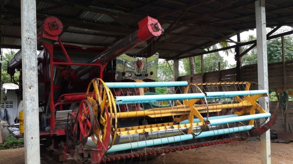 ขายรถเกี่ยว ศักดิ์พัฒนา ช่วงล่าง12 ปั๊มไดกิ้นเบอร์23 เครื่องดี อีซูซุ เทอร์โบว์ สภาพพร้อมใช้ งาน ช่วงล่างเต็มโซ่ดีสภาพพร้อมเกี่ยว