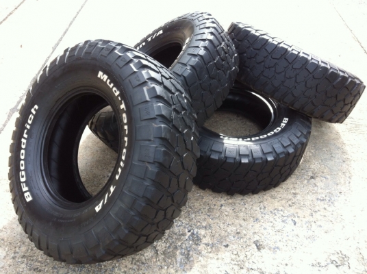 ขายยาง BF Goodrich Mud-Terrain KM2  285 75 r16 พร้อมใช้งานครับ