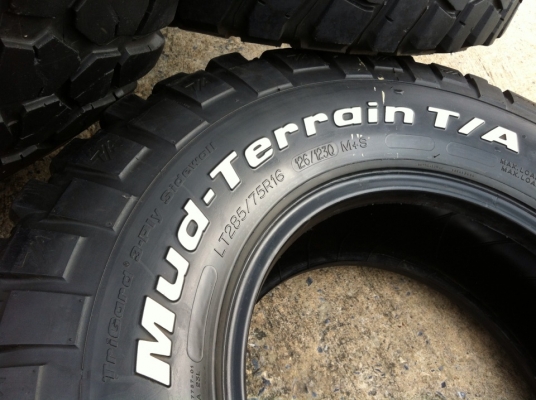 ขายยาง BF Goodrich Mud-Terrain KM2  285 75 r16 พร้อมใช้งานครับ