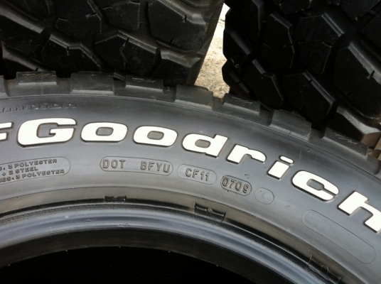 ขายยาง BF Goodrich Mud-Terrain KM2  285 75 r16 พร้อมใช้งานครับ