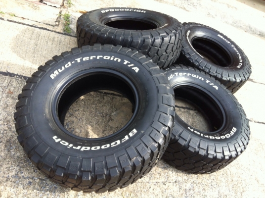 ขายยาง BF Goodrich Mud-Terrain KM2  285 75 r16 พร้อมใช้งานครับ
