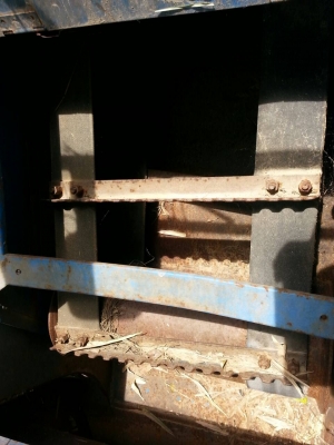 ขายรถเกี่ยวข้าวเล็ก หน้ากว้าง1.50เมตร ใช้ได้สองระบบ อุ้ม800kgและปรับเป็นรองกระสอบได้ เครื่องHINO เครื่องดี ช่วงล่างดี สนใจโทร090-8588220คุณนะ หรือ www.truck.in.th/498