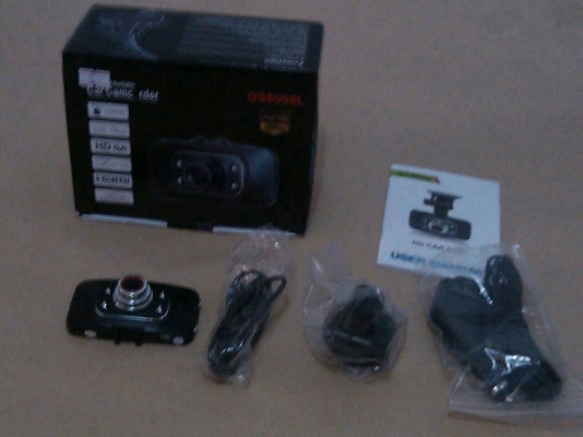 กล้องติดรถยนต์ จัดเป็นกล้องอยู่ในกลุ่มกล้องติดรถขนาดเล็ก เบาบาง แต่เลนส์ใหญ่และหน้าจอ LCD ขนาด 2.7 นิ้ว กว้างเต็มตาครับ มีฟังชั่นของกล้องรุ่นใหญ่ติดมาให้ครบ ความคมชัดของภาพอยู่ในระดับ Full HD 1080P ภาพชัดพอๆกับ F900LHD Full HD แต่ให้ภาพที่ดีกว่าเพราะเลนส์