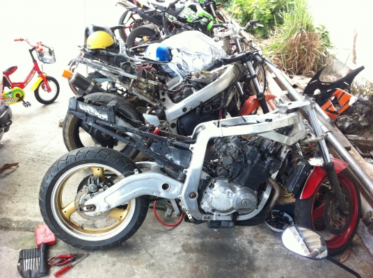 GSXR400 R7 ของครบแต่ไม่มีเวลาประกอบครับ 28000บาท เครื่องดี คาร์บูดี เอาไปทำต่อคุ้มครับ