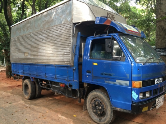 หกล้อ ISUZU  NKR 110