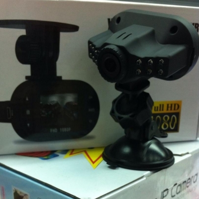 ตัวสินค้ามีขนาดเล็กพกพาสะดวก จิ๋วแต่แจ๋ว สามารถปรับความละเอียดในโหมดVDOได้ 4 ระดับ FHD,1080P, 720P,WVGA และ ในโหมดถ่ายภาพปรับได้ 4 ระดับ คือ 12M,10M,8M,5M  :จอ LCD 1.5 นิ้ว :เลนส์ มุมกว้างถึง 160 องศา : ภายในตัวกล้องติดตั้ง Built-in 1/4 inch lownoise sens