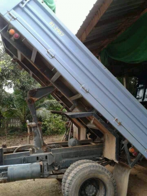 ต้องการขาย6ล้อ ดั้ม isuzu 120 แรงม้า