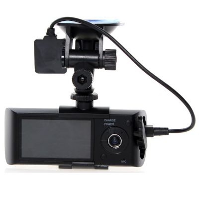 บันทึกภาพได้พร้อมกันสองเลนส์   +กล้องหลังบันทึกเหตุการณ์ในรถ   +รองรับ SD MICRO ได้สูงสุด 32 GB   +เป็น GPS TRACKER รับสัญญาณดาวเทียม ระบุตำแหน่งเป็นแผนที่   +บันทึกไว้ใน SD MICRO สามารถดูภาพย้อนหลังแสดงวันเวลาพร้อมแผนที่ GoogleMaps ในระหว่างวันว่าไปไหนมา