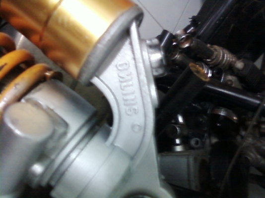 ขาย โช๊ค  onlins สินค้ามือสองสภาพใช้ได้สำหรับแต่งรถทั่วไปมีข้างเดียว ราคา 1200 บาท