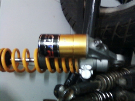 ขาย โช๊ค  onlins สินค้ามือสองสภาพใช้ได้สำหรับแต่งรถทั่วไปมีข้างเดียว ราคา 1200 บาท