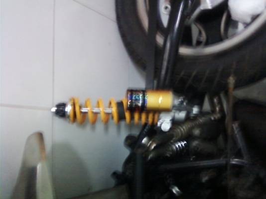 ขาย โช๊ค  onlins สินค้ามือสองสภาพใช้ได้สำหรับแต่งรถทั่วไปมีข้างเดียว ราคา 1200 บาท