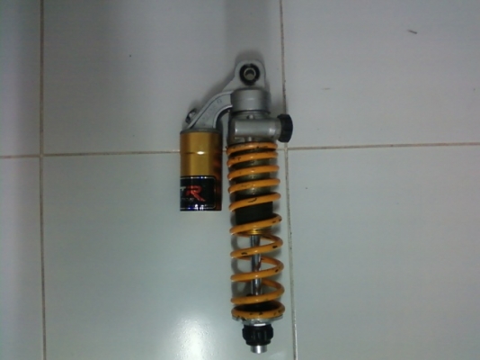 ขาย โช๊ค  onlins สินค้ามือสองสภาพใช้ได้สำหรับแต่งรถทั่วไปมีข้างเดียว ราคา 1200 บาท