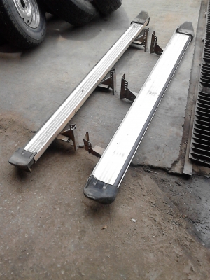 บันไดข้างรถกระบะ พร้อมอุปกรณ์ จับ ยึด ซ้าย-ขวา 1 คู่ ครบชุด   TEL.081-427-3941