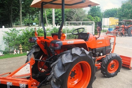 ขายรถไถ Kubota L 3408 (4WD) พร้อมมีดดันหน้าและผานพรวน สภาพพร้อมใช้งานครับ
