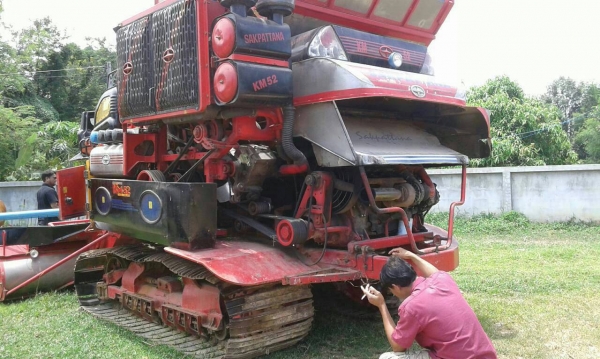 ขายรถเกี่ยวข้าว ศักดิ์พัฒนา อมตะ KM52 ช่วงล่างบิ่วใหม่ ตัวเดิน12 ปั๊ม23ไดกิ้น เครื่อง HINO JO8C สภาพพร้อมใช้งาน ตู้ดี