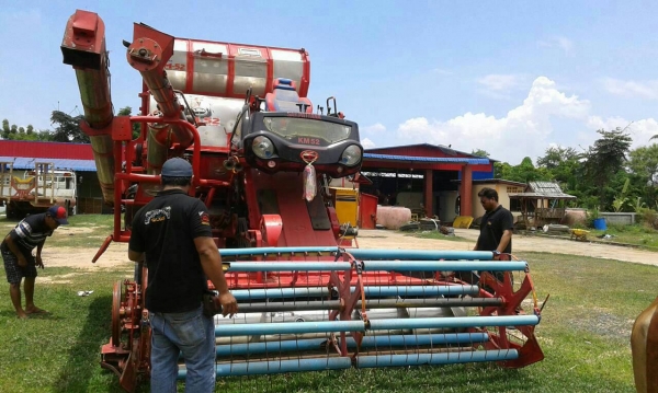 ขายรถเกี่ยวข้าว ศักดิ์พัฒนา อมตะ KM52 ช่วงล่างบิ่วใหม่ ตัวเดิน12 ปั๊ม23ไดกิ้น เครื่อง HINO JO8C สภาพพร้อมใช้งาน ตู้ดี ขายรถเกี่ยวข้าว ศักดิ์พัฒนา อมตะ KM52 ช่วงล่างบิ่วใหม่ ตัวเดิน12 ปั๊ม23ไดกิ้น เครื่อง HINO JO8C สภาพพร้อมใช้งาน ตู้ดี