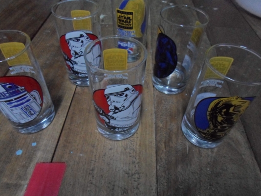 แก้วเป๊ปซี่ สตาร์วอร์ ปี 96 + แก้วโค้กเวิร์ดคัพ USA เป็นเจ้าภาพ ปี 94  12 ใบ ขายเพียง 1,000