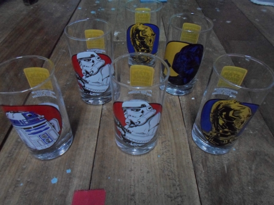 แก้วเป๊ปซี่ สตาร์วอร์ ปี 96 + แก้วโค้กเวิร์ดคัพ USA เป็นเจ้าภาพ ปี 94  12 ใบ ขายเพียง 1,000