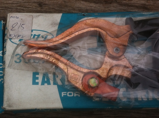 ไฟไม่เดินเพราะกาวไม่แน่น ปากคีมสายกาว TYSUN ขนาด 300 A. ส่วนมือจับเป็นพลาติกไฟไม่ดูด คีบกาวแน่น ทำให้ไฟเดินได้ดี ไฟไม่อาร์ค งานเชื่อมก็จะสวย