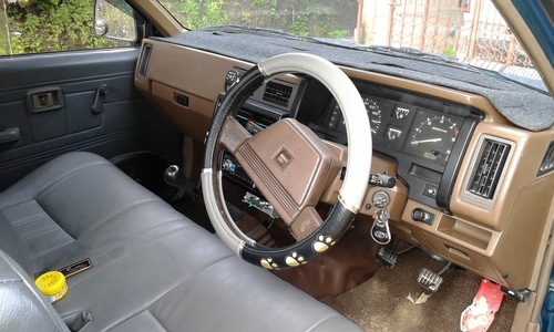 ขาย NISSAN BIG M สภาพดี สีสวย กระบะแสตนเลสอย่างหนา เครื่องดี เจ้าของขายเองครับ