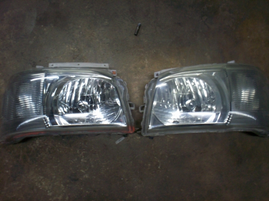 ไฟหน้ารถตู้คอมมูเตอร์คู่ละ1500 บาท TEL0890671028  ID Line=  arnat1028 ครับ