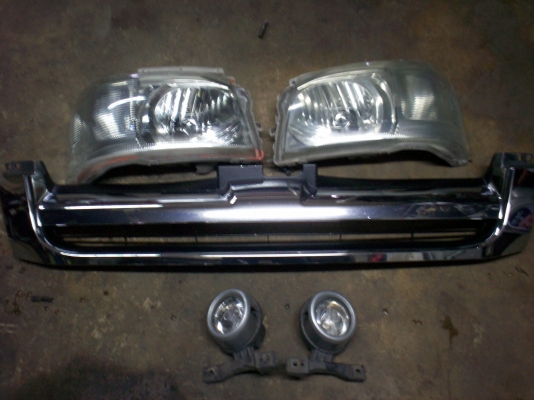 ไฟหน้ารถตู้คอมมูเตอร์คู่ละ1500 บาท TEL0890671028  ID Line=  arnat1028 ครับ