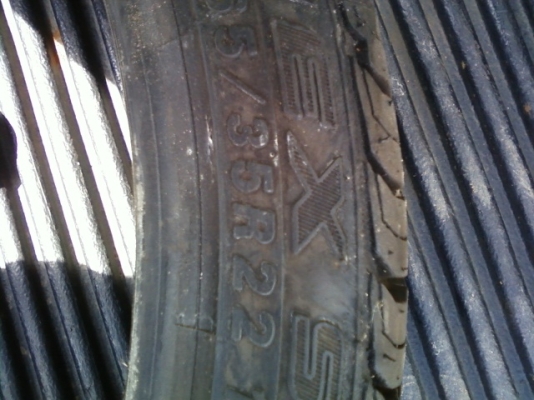 ขายยางขอบ 22  เบอร์ 265/35 R22 สำหรับแต่งใส่แม็ก สภาพเยี่ยมปี 2012 จำนวน 4 เส้น ขายเส้นละ 800 บาท