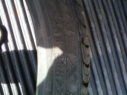 ขายยางขอบ 22  เบอร์ 265/35 R22 สำหรับแต่งใส่แม็ก สภาพเยี่ยมปี 2012 จำนวน 4 เส้น ขายเส้นละ 800 บาท