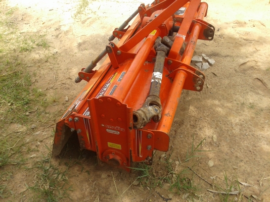 ขายด่วนโรตารี่ หรือจอบหมุน  ตราช้าง สภาพพร้อมใช้งาน  ราคา25000 บาท  สามารถใส่กับรถไถนาคูโบ้ต้า 36 -45 แรง