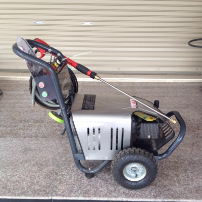 เครื่องฉีดน้ำแรงดันสูง ขนาด 180 บาร์ ใช้สำหรับฉีดล้างคราบสกปรกต่างๆ เพื่อการทำความสะอาดอย่างเต็มประสิทธิภาพทำให้งานล้างเป็นเรื่องง่ายสำหรับผู้ใช้