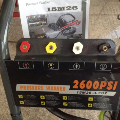 เครื่องฉีดน้ำแรงดันสูง ขนาด 180 บาร์ ใช้สำหรับฉีดล้างคราบสกปรกต่างๆ เพื่อการทำความสะอาดอย่างเต็มประสิทธิภาพทำให้งานล้างเป็นเรื่องง่ายสำหรับผู้ใช้