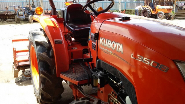ปัญญาแทรคเตอร์มาแล้ว... คูโบต้า L3608 พร้อมใบมีดคานล่างFD163F โรตาลี่ตราช้าง ยางหน้าใหม่ สีเดิมๆ พร้อมส่งทั่วไทยครับ จัดส่ง อ.ไทรงาม จ.กำแพงเพชร
