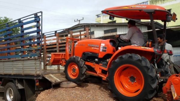 ปัญญาแทรคเตอร์มาแล้ว... คูโบต้า L3608 พร้อมใบมีดคานล่างFD163F โรตาลี่ตราช้าง ยางหน้าใหม่ สีเดิมๆ พร้อมส่งทั่วไทยครับ จัดส่ง อ.ไทรงาม จ.กำแพงเพชร