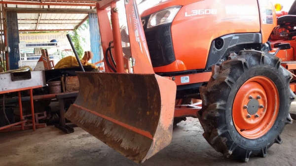 ปัญญาแทรคเตอร์มาแล้ว... คูโบต้า L3608 พร้อมใบมีดคานล่างFD163F โรตาลี่ตราช้าง ยางหน้าใหม่ สีเดิมๆ พร้อมส่งทั่วไทยครับ จัดส่ง อ.ไทรงาม จ.กำแพงเพชร