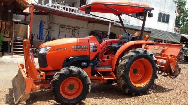 ปัญญาแทรคเตอร์มาแล้ว... คูโบต้า L3608 พร้อมใบมีดคานล่างFD163F โรตาลี่ตราช้าง ยางหน้าใหม่ สีเดิมๆ พร้อมส่งทั่วไทยครับ จัดส่ง อ.ไทรงาม จ.กำแพงเพชร