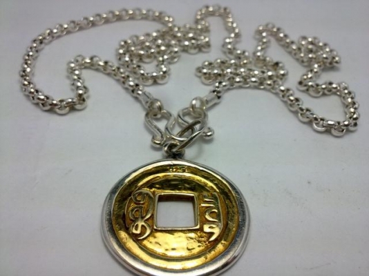 สร้อยเงินกับเหรียญเงินโบราณ