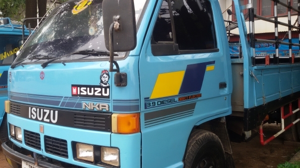 (ร้านรุ่งโรจน์ 082-1057078)ขาย 6ล้อ   isuzu NKR110แรงรถห้างแท้ สวยๆ*(ลูกค้าอุดรมารับรถแล้ว) ครื่องแน่นๆ(ไม่มีไอ)แชสซีสวยๆทั้งเส้น ช่งล่างแน่นสภาพพร้อมใช้งานได้เลย พร้อมโอนทั่วไทย