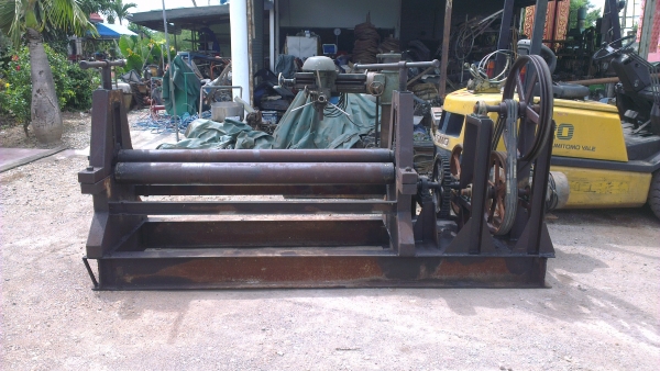 Sell> ขายเครื่องม้วนเหล็กแผ่น หน้ากว้าง 5 ฟุต ลูกกลิ้งบนโต 4.5" นิ้ว สองลูกล่างโต 5.5" นิ้วครับ พร้อมใช้งานครับ