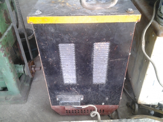 ขายตู้เชื่อม 300 แอม อ๊อกได้2หัว ลูกใหญ่มากหาม4คน มีพัดลมระบายความร้อน เชื่อมนิ่มมาก ขาย 9000 บาท