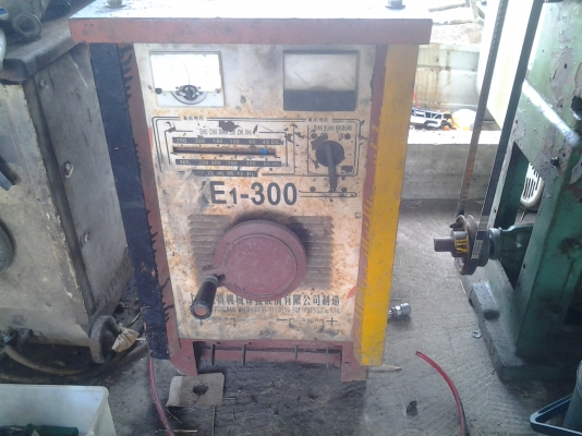 ขายตู้เชื่อม 300 แอม อ๊อกได้2หัว ลูกใหญ่มากหาม4คน มีพัดลมระบายความร้อน เชื่อมนิ่มมาก ขาย 9000 บาท