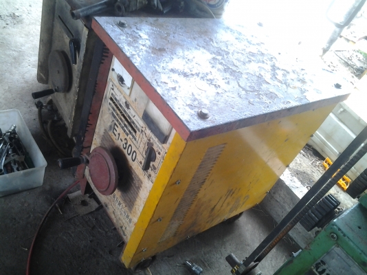 ขายตู้เชื่อม 300 แอม อ๊อกได้2หัว ลูกใหญ่มากหาม4คน มีพัดลมระบายความร้อน เชื่อมนิ่มมาก ขาย 9000 บาท