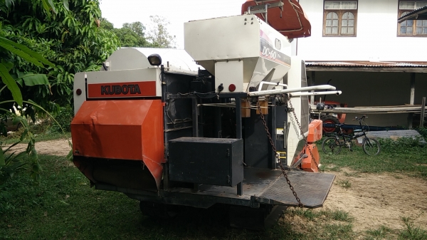 ขายด่วนรถเกี่ยวข้าวDc60plus ปี54+พร้อมพ่วงลาก ราคา 419000 บาท